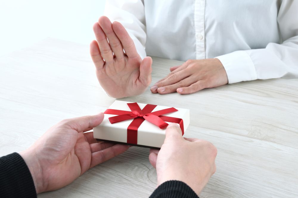 Real Estate Gift Etiquette: Common Taboos and Thoughtful Alternatives